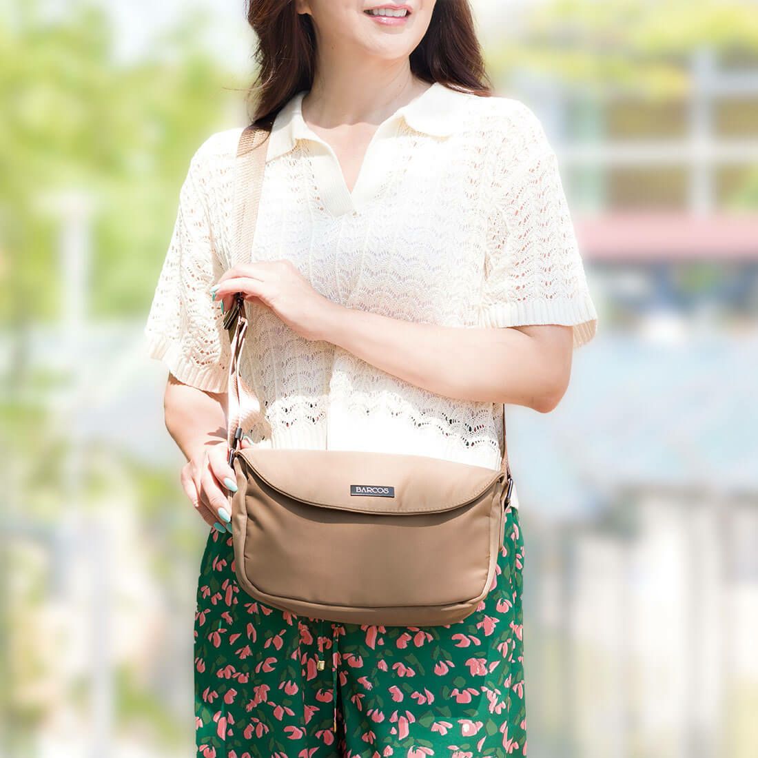 フラップデザイン軽量ショルダーバッグ