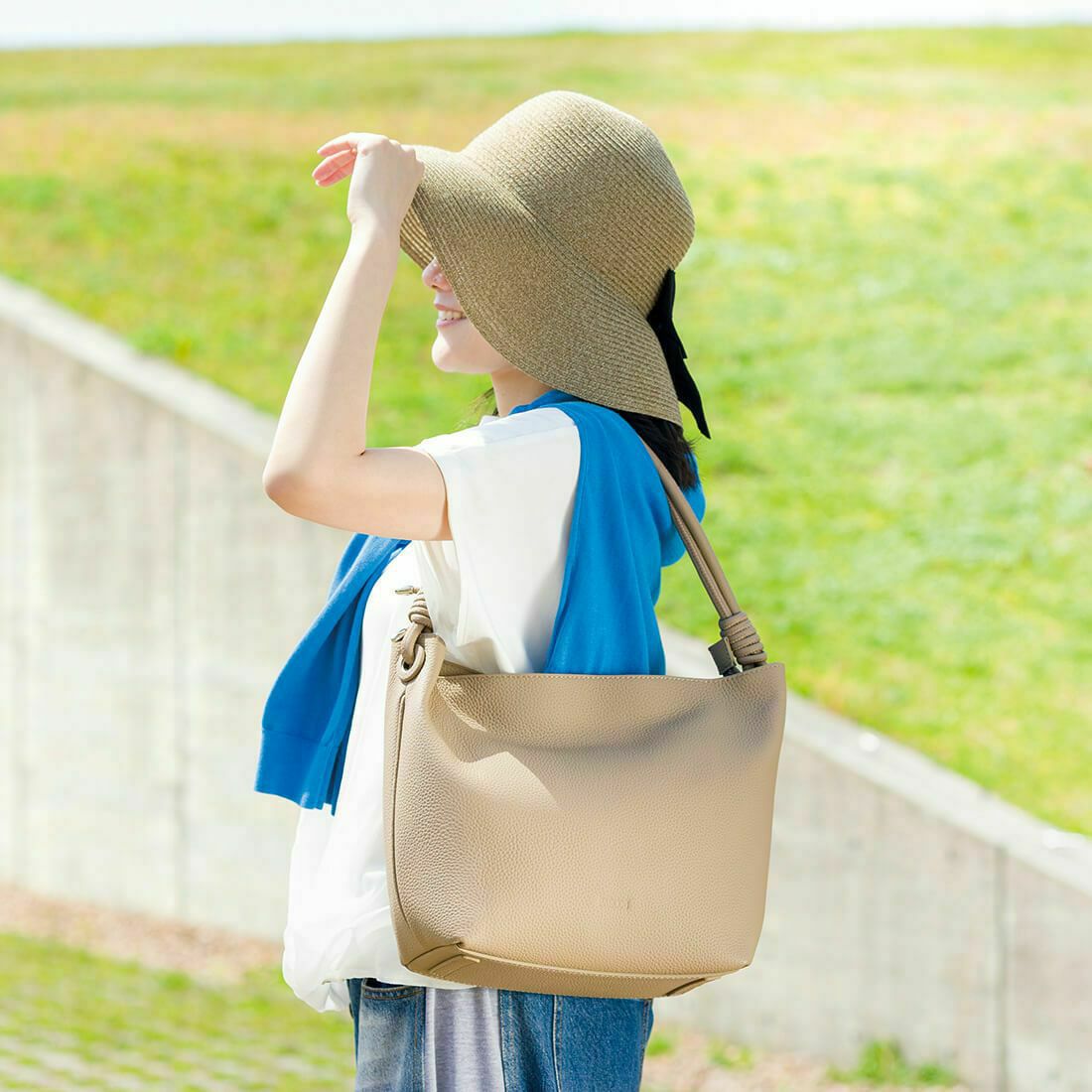 【アウトレット】本革ソフトシュリンクレザーハンドルデザインホーボーバッグ